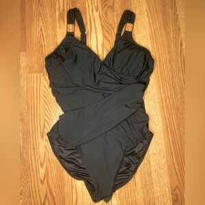 Spanx tummy control ruched black 1 piece swimsuit 360 degrees of shaping🖤